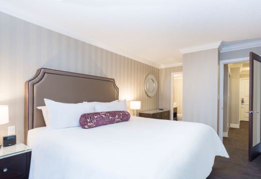 라 그란데 레지던스 앳 더 서튼 플레이스 호텔 밴쿠버 거실 이미지