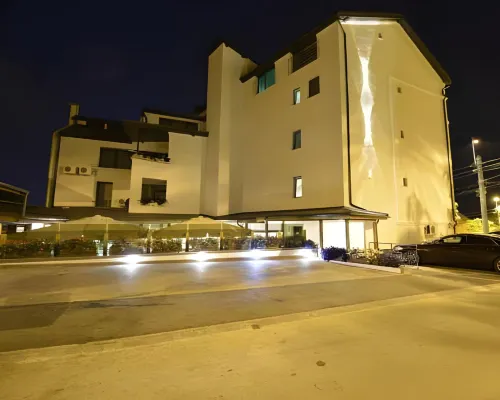 Hotel Meridian Hotels near Daffodils' Park