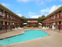 Super 8 by Wyndham Albany - Swimmingpools