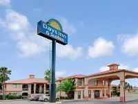 Days Inn & Suites by Wyndham Braunig Lake - Pet friendly