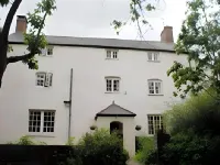 Church Farm Guest House - parkir