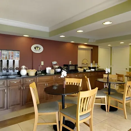Super 8 by Wyndham Ringgold/Chattanooga Area Отели в г. Катуса