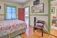 Private Wing of Historic Home < 5 Mi to the Ocean! Hotel dekat Kona Historical Society