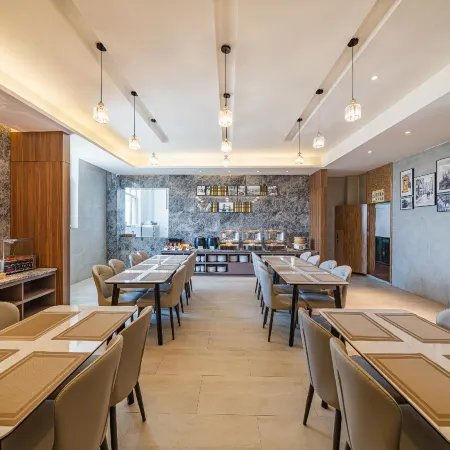 Rezen Select Hotel (Chaka Salt Lake)
