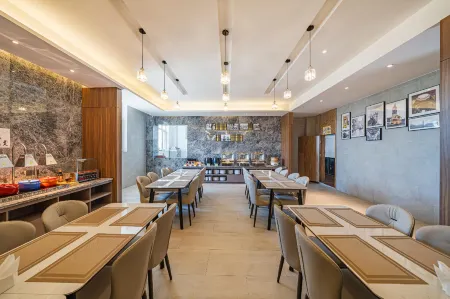 Rezen Select Hotel (Chaka Salt Lake) Отели в г. Улан