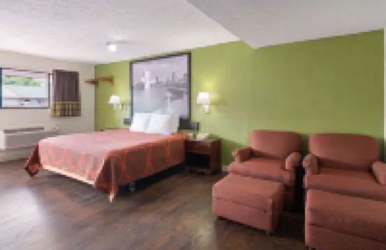 Super 8 by Wyndham Youngstown/Girard Hotels in Churchill