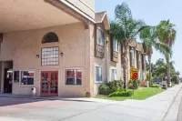 Super 8 by Wyndham Bakersfield South CA - Motels