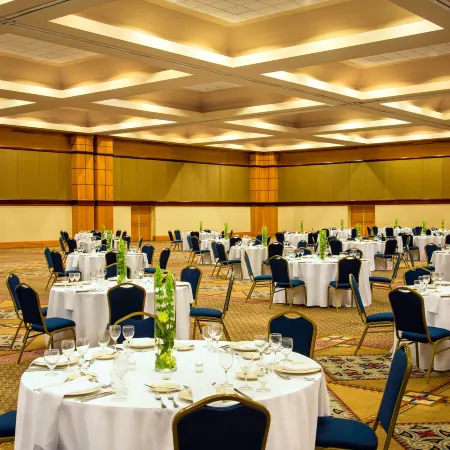 Sheraton Birmingham Hotel Отели рядом с достопримечательностью «Бирмингем Джефферсон Выст. Комплекс (BJCC Арена)»