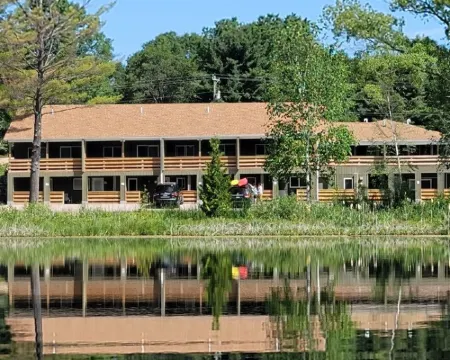 The 4th Overlook Seeps 4, In-between Crystal Mountain and Traverse City! WI-FI Hotels in Interlochen