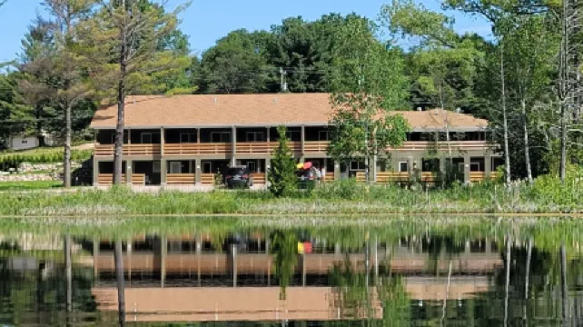 The 4th Overlook Seeps 4, In-between Crystal Mountain and Traverse City! WI-FI