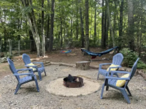 Private + Wooded + Quaint & Cozy + 5 Mins to Dwntn Blk Mtn + 15 Mins to Ashvle