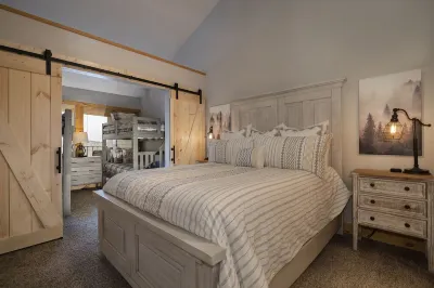 Stunning 3B/3B ski in/out mtn retreat w/ steam shower & Mountain View’s!