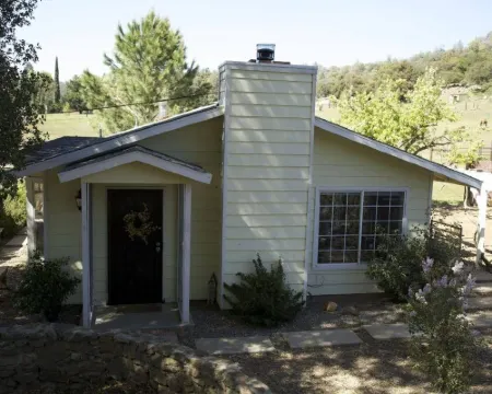 Private Cottage “Wild Rose” 朱利安酒店