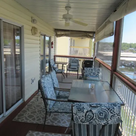 Updated Lakefront Walk-in Unit, 2 Pools, Beach, Deck