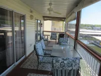 Updated Lakefront Walk-in Unit, 2 Pools, Beach, Deck