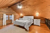 Secluded Cabin in Hocking Hills with Hot Tub!