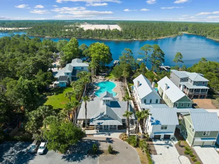 Pet Friendly! Bikes! Inlet Beach! Community Pool! Minutes to the Beach!