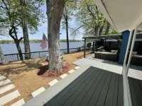 Lake front house with beautiful views and walking distance to Indiana Beach.