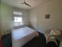 3 minute walk to beach, cafe & shops.