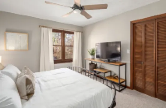 Stylish, secluded cabin minutes from the Biltmore and downtown