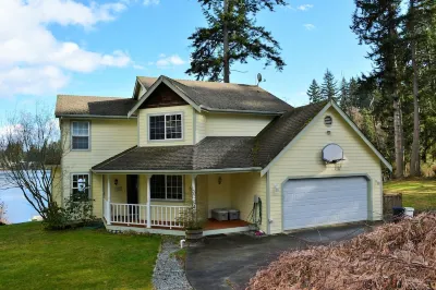 Deer Lake Getaway - private dock, fire pit  and a hot tub!