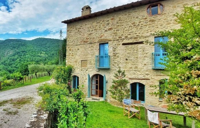 Charming rustic country house in northern Umbria with exclusive use of pool