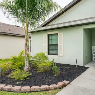 Retreat with bike access/full kitchen/Fence yard/board games/mins from Orlando