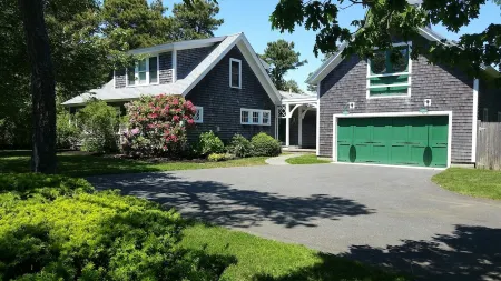 4BR+Loft Beautiful Chatham-Year Round-Sleeps up to 8 & 1 Mile to Town Video