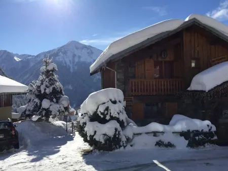 AT THE FOOT OF THE CHAMPAGNY EN VANOISE SLOPES LA PLAGNE-PARADISKI PARC DE LA VANOISE