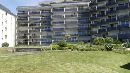 Joli Studio Avec Grand Balcon vue mer Отели в г. Конкарно