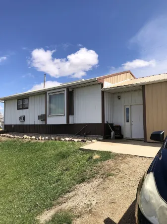 Quiet cabin that sits right on the edge of the water!!  Pet friendly Отели в г. Спинк Каунти