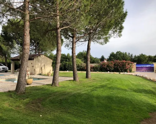 Maison Avec Grande Piscine Individuelle Hotels in Noves