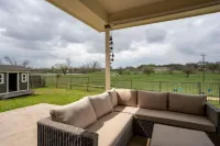 2 King Beds in This Relaxing Home on the Greenbelt.