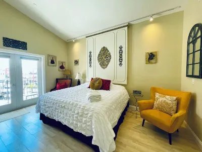 Top Corner Unit-Sleeps 4-European Village-Shops, Food & Bars-5 Minutes to Beach! Hotels near Hammock Gardens Nursery & Florist