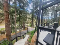 Timeless 100 Year Old Creekside Cabin Near Red Rocks. King Size Bed. Hotels in Evergreen