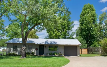 2 minutes to Baum! 2 minutes to interstate! Pet friendly. Fenced in back yard. Отели рядом с достопримечательностью «Арканзас Эр энд Милитари Музеум»