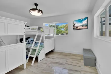 Beauty and the Beach Vacation House|Backyard w/ Heated Pool +Games Отели рядом с достопримечательностью «Парк Дирфилд Айленд»