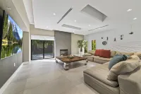 Elegant 7Br/4BA Heated Pool, Near Beach & Zoo