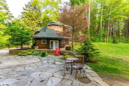 Berkshire Village Carriage House - Super Private!!