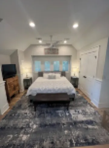 Super Clean & Renovated Carriage House. 1 Blk to Camp Watercolor. Perfect for 2!