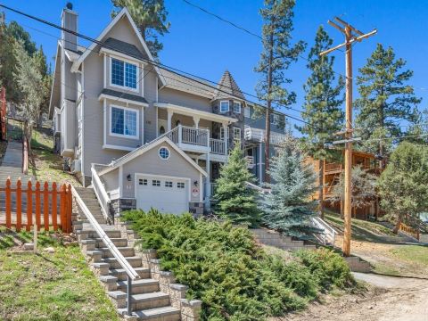 Evergreen Chalet with hot tub in Big Bear