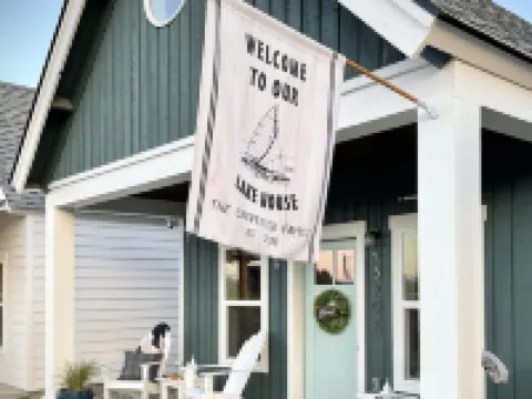 Cozy Nautical Cottage ~  2Bd/ Sleeps 6 / 1 Mi to Lake/ Free Shuttle / Video Tour Hotels in Sandpoint