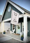 Cozy Nautical Cottage ~  2Bd/ Sleeps 6 / 1 Mi to Lake/ Free Shuttle / Video Tour