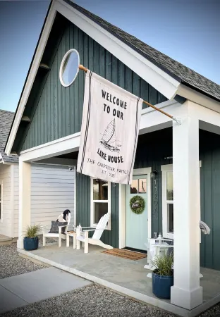 Cozy Nautical Cottage ~  2Bd/ Sleeps 6 / 1 Mi to Lake/ Free Shuttle / Video Tour