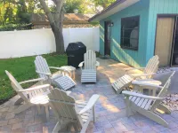 Right across from the beach! Walk to restaurants, pubs & shops, 4-bed, sleeps 10