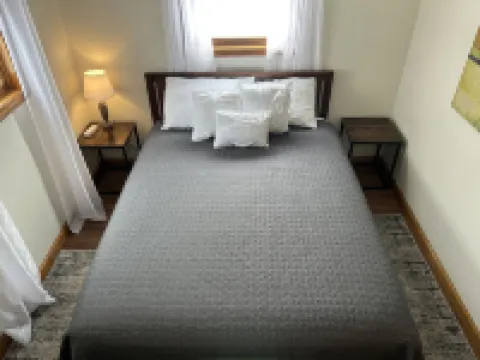 Quiet Retreat, Valley Views, Zoned Heating and Cooling Fire Pit and New Deck!