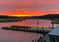 Cabin on Sioux Bayou - Right on the water! Hotels in Gautier
