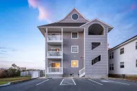 Sunset Overlook, Spacious bay side top-floor condo with amazing views Hotels in 