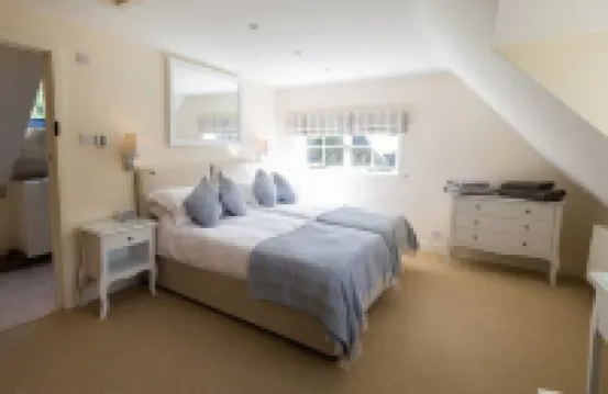 Secluded,  warm & cosy cottage - rural but  10 mins easy walk of shop/pubs.