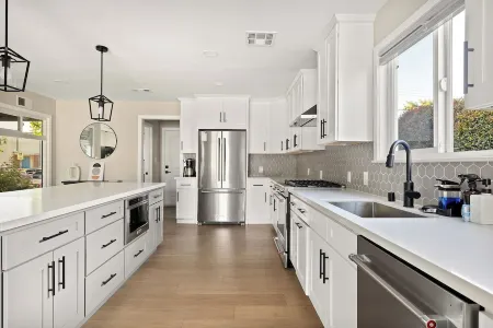 Newly Remodeled Modern House with Pool - Pet-Friendly Отели рядом с достопримечательностью «Valley Presbyterian Church»